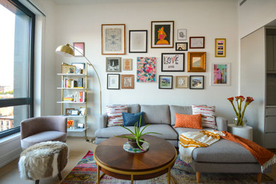 Imagen de salón abierto actual pequeño con paredes blancas, suelo de madera clara, televisor independiente y suelo marrón