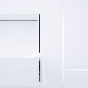 Oh Calacatta! Fugenlose Marmorbäder im hellen Design
