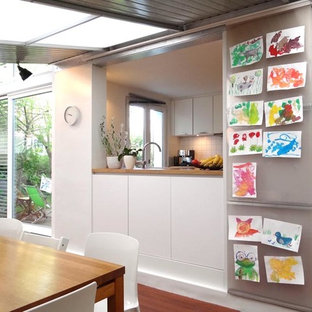 ストラスブールの中サイズのインダストリアルスタイルのLDKの画像 (白い壁、無垢フローリング、暖炉なし)