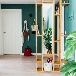 Ispirazione per un grande ingresso con vestibolo scandinavo con pareti verdi, parquet chiaro, una porta singola, pavimento marrone e una porta bianca
