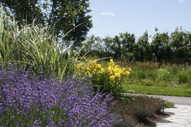 Inspiration for a traditional landscaping in Ottawa.