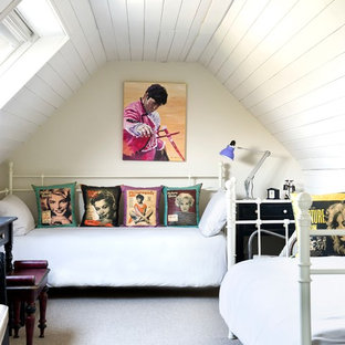 Ejemplo de habitación de invitados ecléctica, pequeña, sin chimenea, con paredes blancas y moqueta