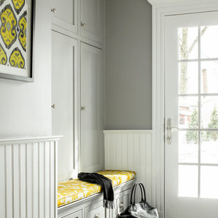 Eingang mit grauer Wandfarbe und schwarzem Boden Ideen, Design & Bilder