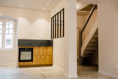 Inspiration for a scandinavian kitchen in Strasbourg with flat-panel cabinets, light wood cabinets, laminate benchtops, grey splashback and grey benchtop.