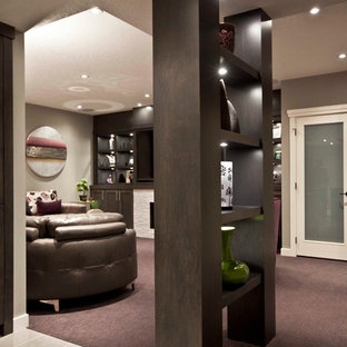 Foto de sótano tradicional renovado con suelo violeta