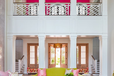 Пример оригинального дизайна: открытая гостиная комната в морском стиле с сводчатым потолком