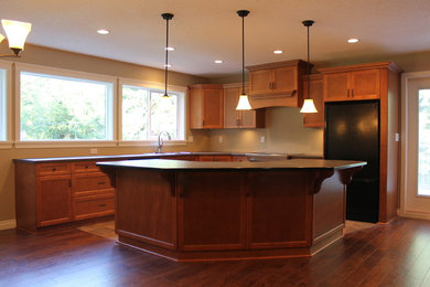 Kitchen - traditional kitchen idea in Vancouver
