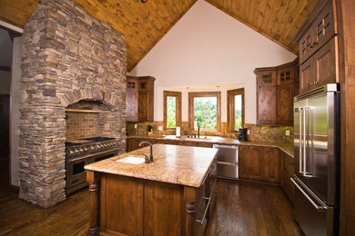 Example of a huge mountain style u-shaped medium tone wood floor eat-in kitchen design in Charlotte with an undermount sink, shaker cabinets, medium tone wood cabinets, granite countertops, multicolored backsplash, stone slab backsplash, stainless steel appliances and an island