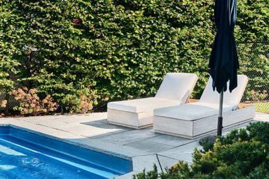 Farmhouse pool photo in Toronto