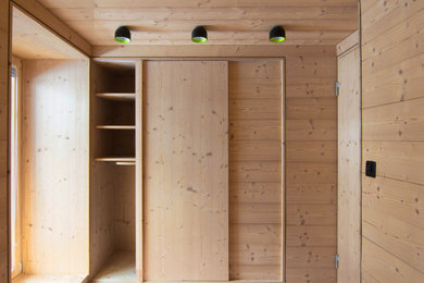 Mittelgroßes Modernes Hauptschlafzimmer mit hellem Holzboden, Holzdecke und Holzwänden in Hamburg
