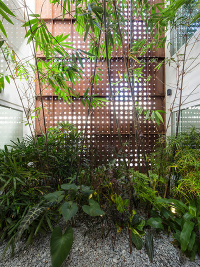 Contemporary Garden by LIJO.RENY.architects