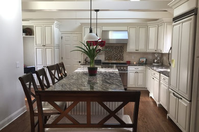 Kitchen - traditional kitchen idea in New York