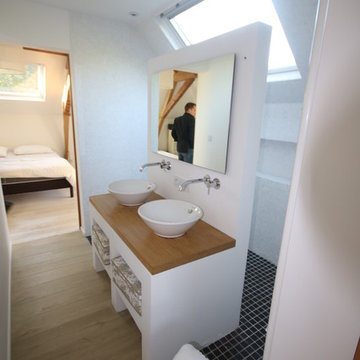 Salle de bains contemporaine avec douche italienne