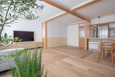 Diseño de salón abierto y blanco escandinavo sin chimenea con paredes blancas, suelo de contrachapado, suelo beige, vigas vistas y papel pintado