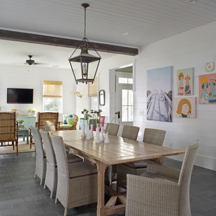 アトランタの広いビーチスタイルのLDKの画像 (スレートの床、白い壁、暖炉なし、グレーの床)