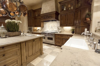 Kitchen - traditional kitchen idea in Phoenix