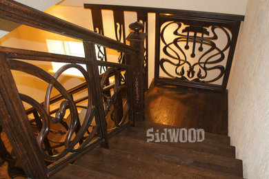 Стильный дизайн: большая угловая деревянная лестница в стиле модернизм с деревянными ступенями и деревянными перилами - последний тренд