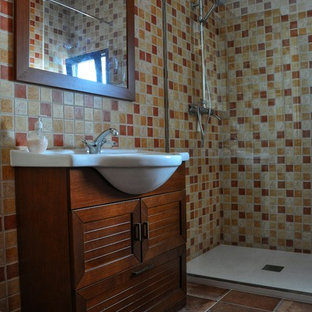 Badezimmer mit integriertem Waschbecken und rotem Boden Ideen, Design