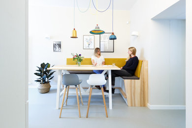 Example of a minimalist dining room design in Berlin