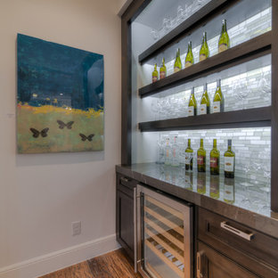 オースティンの小さいトランジショナルスタイルのおしゃれなホームバー (シンクなし、濃色木目調キャビネット、大理石カウンター、マルチカラーのキッチンパネル、モザイクタイルのキッチンパネル、無垢フローリング、落し込みパネル扉のキャビネット) の写真