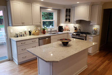 Inspiration for a timeless kitchen remodel in New York