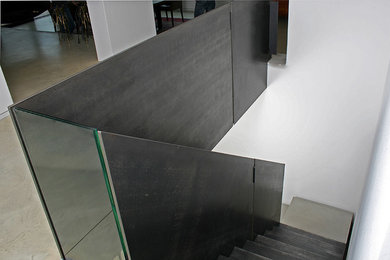 Stahltreppe mit Stahlbrüstung