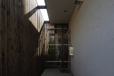 Esempio della facciata di una casa nera moderna a due piani di medie dimensioni con rivestimento in metallo e copertura in metallo o lamiera