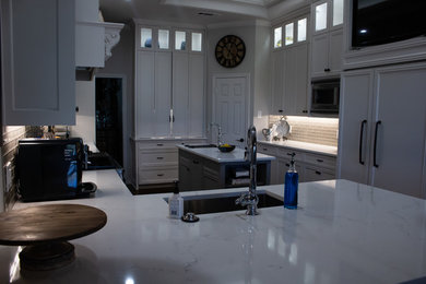 Example of a transitional home design design in Dallas