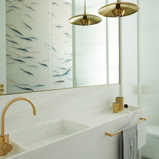 Ispirazione per una stanza da bagno moderna con piastrelle bianche, pareti bianche, lavabo integrato, pavimento bianco e top bianco