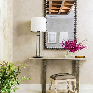 Exempel på en mellanstor klassisk hall, med grå väggar och klinkergolv i porslin