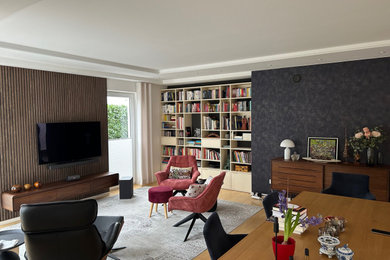 Großes, Offenes Modernes Wohnzimmer mit braunem Holzboden, TV-Wand, braunem Boden und Wandpaneelen in Leipzig