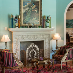 Repräsentatives, Fernseherloses Mediterranes Wohnzimmer mit blauer Wandfarbe, Kamin und Terrakottaboden in Houston