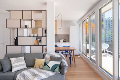 Foto de sala de estar abierta actual de tamaño medio con suelo de madera en tonos medios