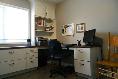 他の地域にある中くらいなおしゃれなホームオフィス・書斎 (クッションフロア、造り付け机) の写真