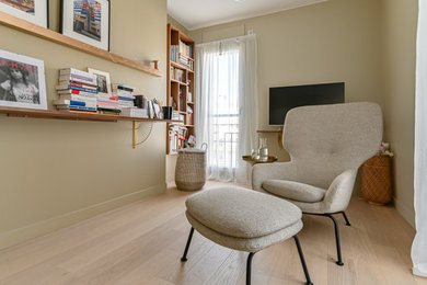 Inspiration pour un salon beige et blanc traditionnel de taille moyenne et ouvert avec un mur beige et parquet clair.