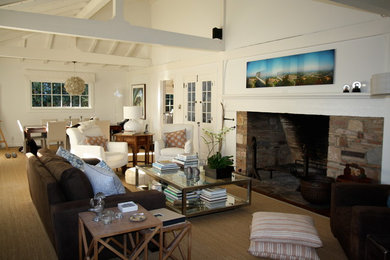 Example of a transitional living room design in Los Angeles