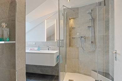 Mittelgroßes Modernes Duschbad in Berlin