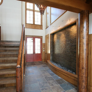 アトランタの中サイズの両開きドアコンテンポラリースタイルのおしゃれな玄関ロビー (白い壁、ガラスドア、スレートの床) の写真