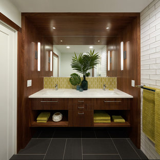 Immagine di una stanza da bagno padronale minimalista di medie dimensioni con ante lisce, ante in legno scuro, doccia a filo pavimento, WC a due pezzi, piastrelle gialle, piastrelle in ceramica, pareti bianche, pavimento con piastrelle in ceramica, lavabo sottopiano, top in quarzo composito, pavimento grigio, porta doccia a battente e top bianco