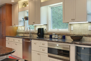 Kitchen - transitional kitchen idea in Milwaukee