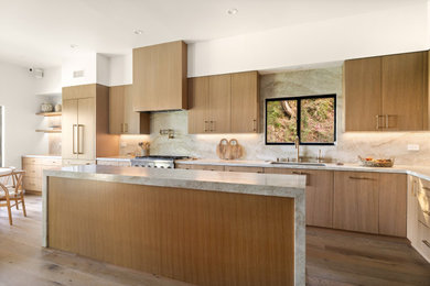 Example of a kitchen design in Los Angeles