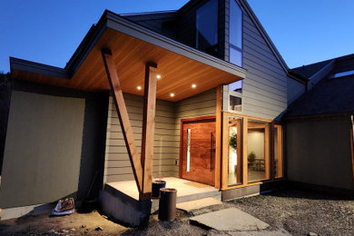 Example of a minimalist home design design in Burlington