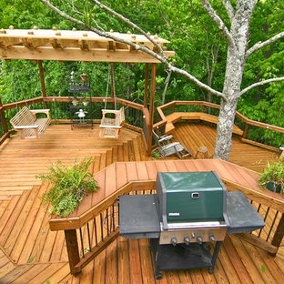 他の地域の巨大なトラディショナルスタイルのおしゃれな裏庭のデッキ (パーゴラ) の写真