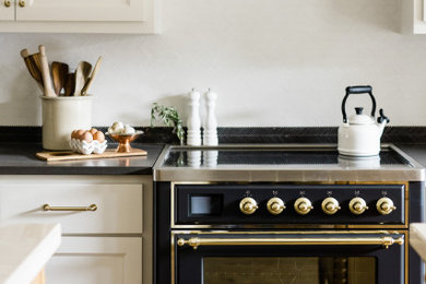 Elegant kitchen photo in Atlanta