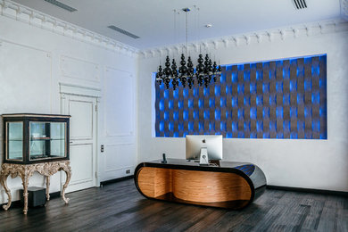 Стильный дизайн: большой кабинет в стиле фьюжн с белыми стенами, темным паркетным полом, отдельно стоящим рабочим столом и черным полом - последний тренд