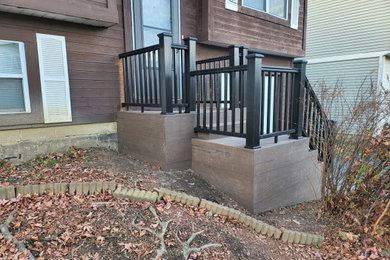 Small elegant mixed material railing porch photo in Columbus