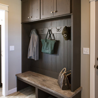 マイアミの中サイズのトランジショナルスタイルのおしゃれなマッドルーム (ベージュの壁、ラミネートの床、茶色い床) の写真