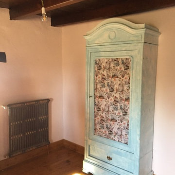 PARA ESTE DORMITORIO HEMOS RECUPERADO ESTE ARMARIO ANTIGUO