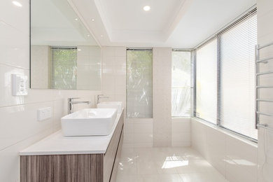 パースにある高級な中くらいなラスティックスタイルのおしゃれな浴室の写真