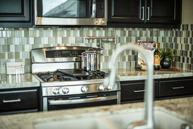 Trendy kitchen photo in Sacramento